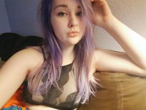 punk-teen-erotik-transparentes-oberteil-amateur-foto